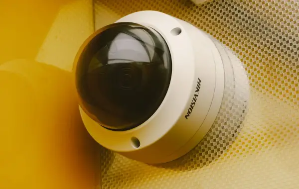 Telecamera di sorveglianza, simbolo del controllo sui lavoratori delle piattaforme AI