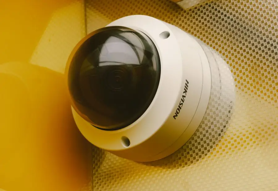 Telecamera di sorveglianza, simbolo del controllo sui lavoratori delle piattaforme AI
