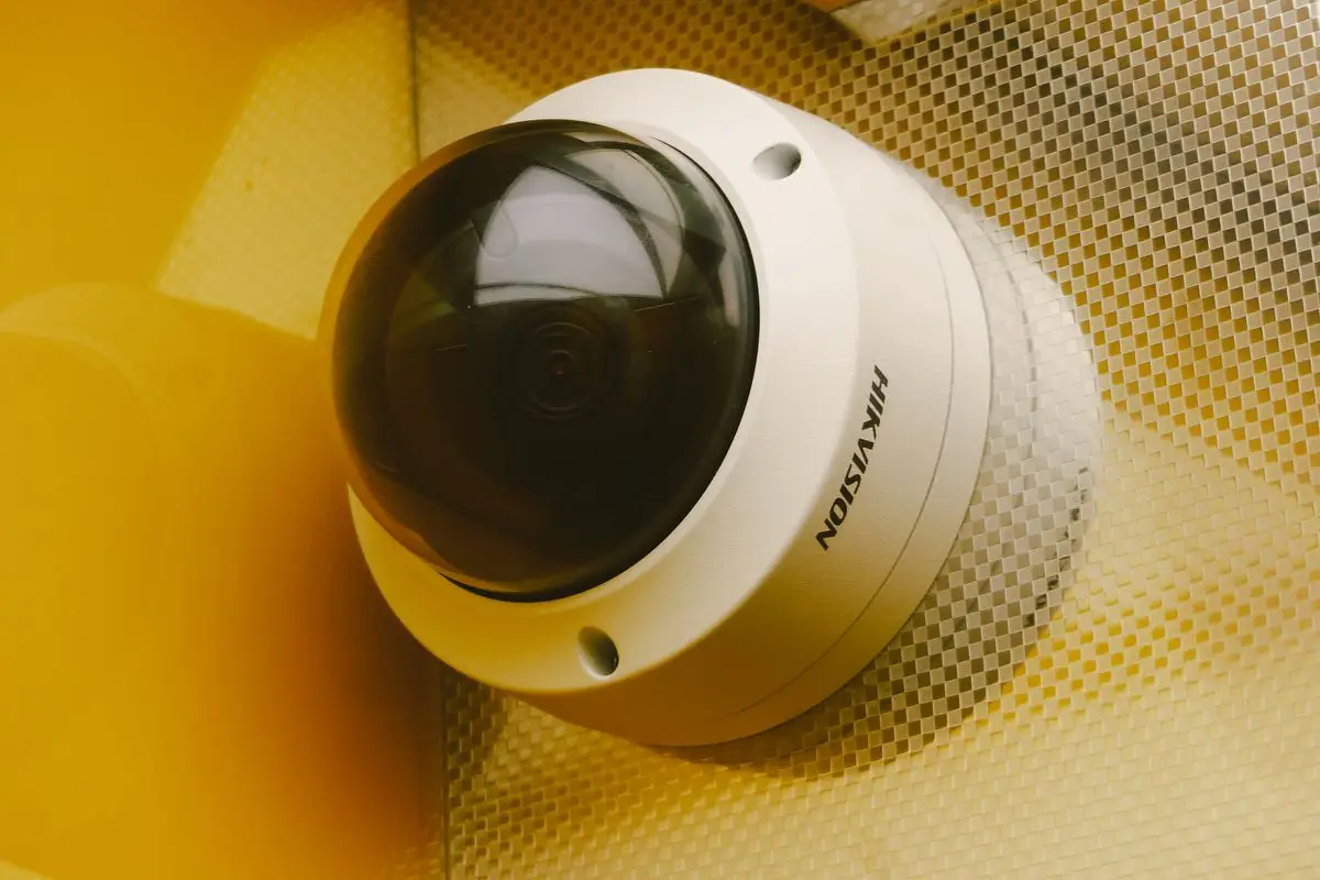 Telecamera di sorveglianza, simbolo del controllo sui lavoratori delle piattaforme AI