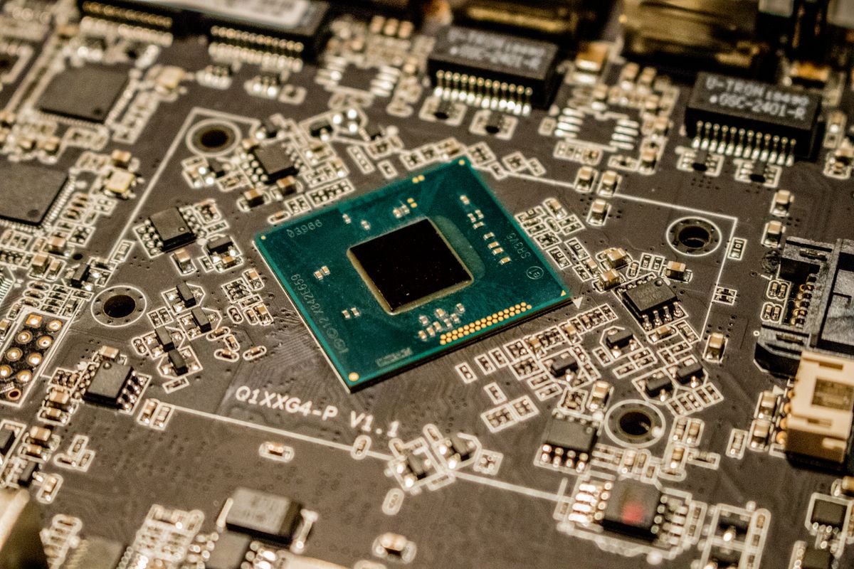 Scheda elettronica con circuiti e componenti hardware per il calcolo AI