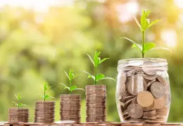 Banconote e monete a simboleggiare un grande round di finanziamento