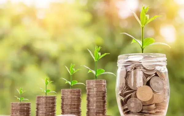 Banconote e monete a simboleggiare un grande round di finanziamento
