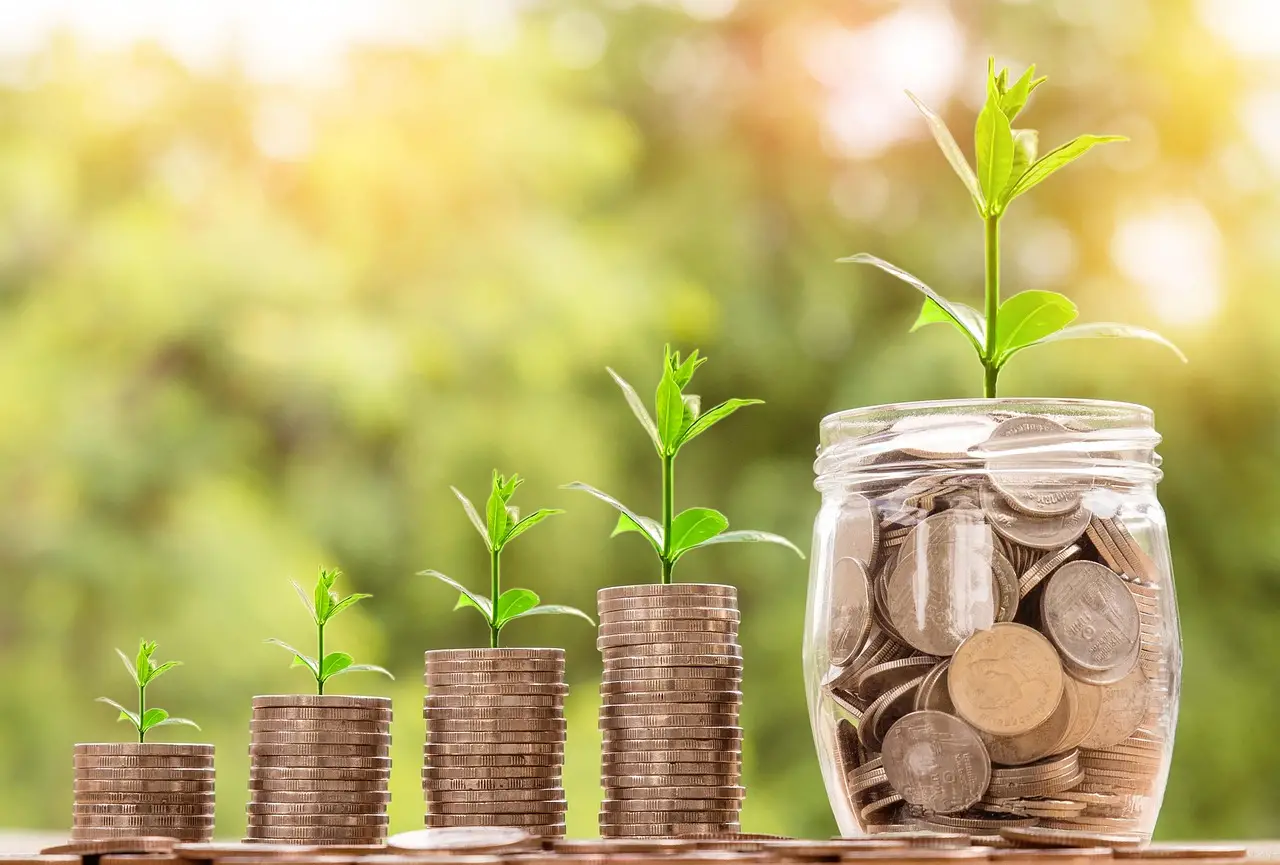 Banconote e monete a simboleggiare un grande round di finanziamento