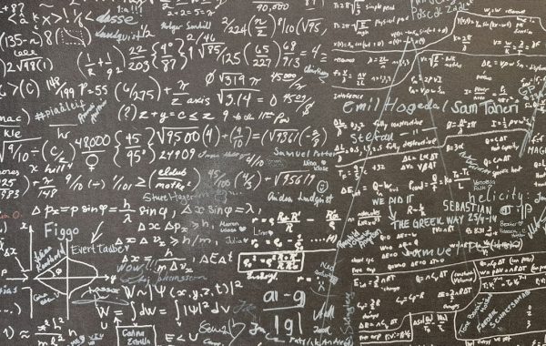 Formule matematiche scritte su una lavagna