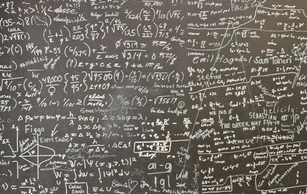 Formule matematiche scritte su una lavagna