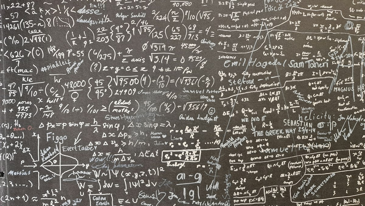 Formule matematiche scritte su una lavagna