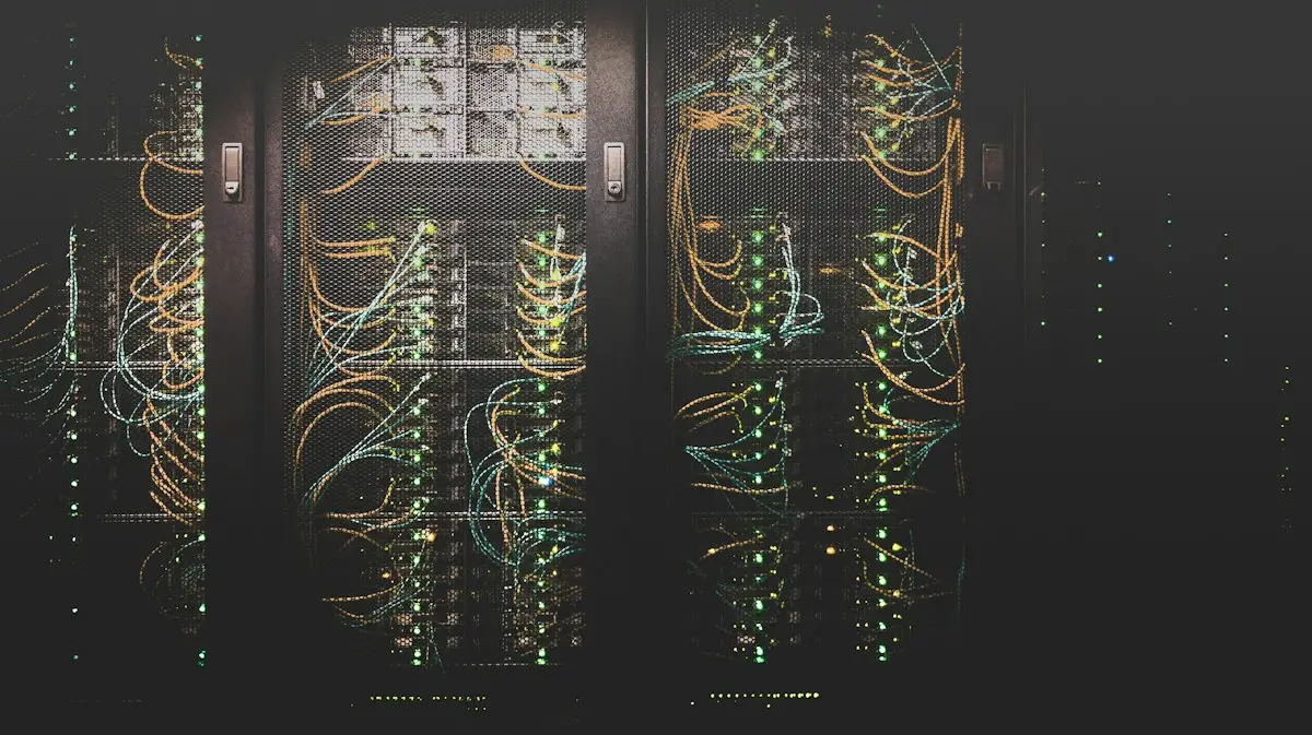 Corridoio di un data center con rack di server illuminati