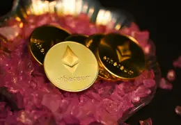 Moneta Ethereum in primo piano, simbolo del wallet usato dall'agente AI