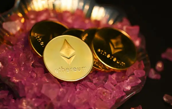 Moneta Ethereum in primo piano, simbolo del wallet usato dall'agente AI
