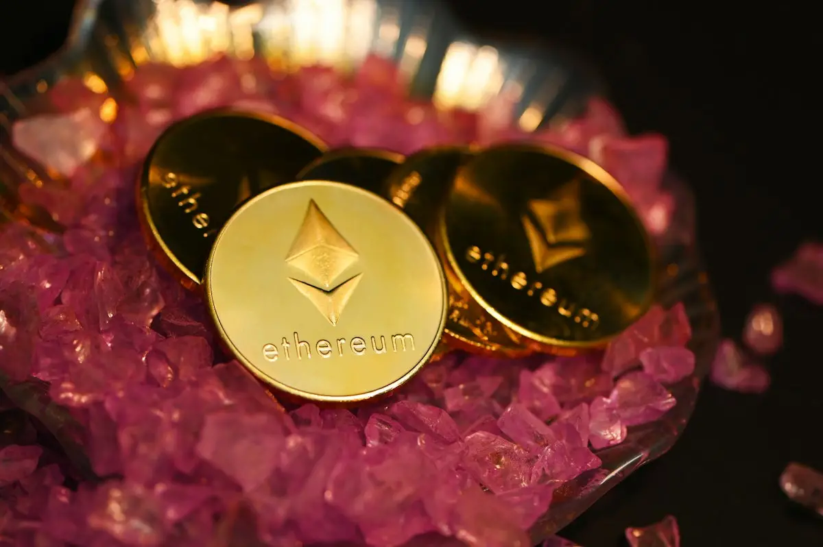 Moneta Ethereum in primo piano, simbolo del wallet usato dall'agente AI