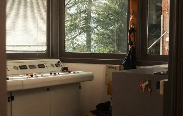 Console di controllo con pulsanti e indicatori in una sala operativa