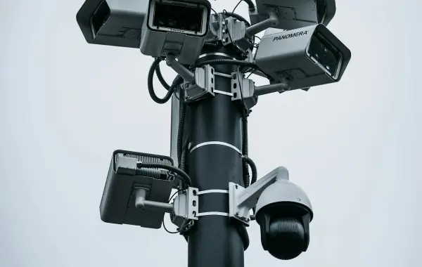 Telecamera di sorveglianza su una parete