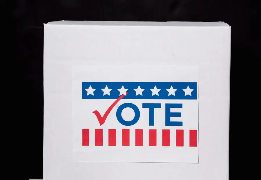 Elettore che inserisce la scheda nell'urna durante il voto