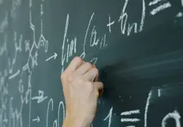 Lavagna con formule matematiche scritte a mano