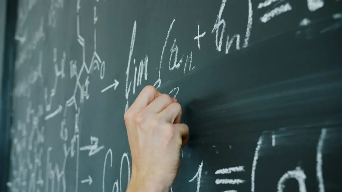 Lavagna con formule matematiche scritte a mano