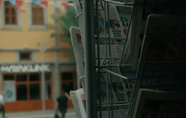 Giornali stampati in una tipografia, simbolo di articoli e notizie false