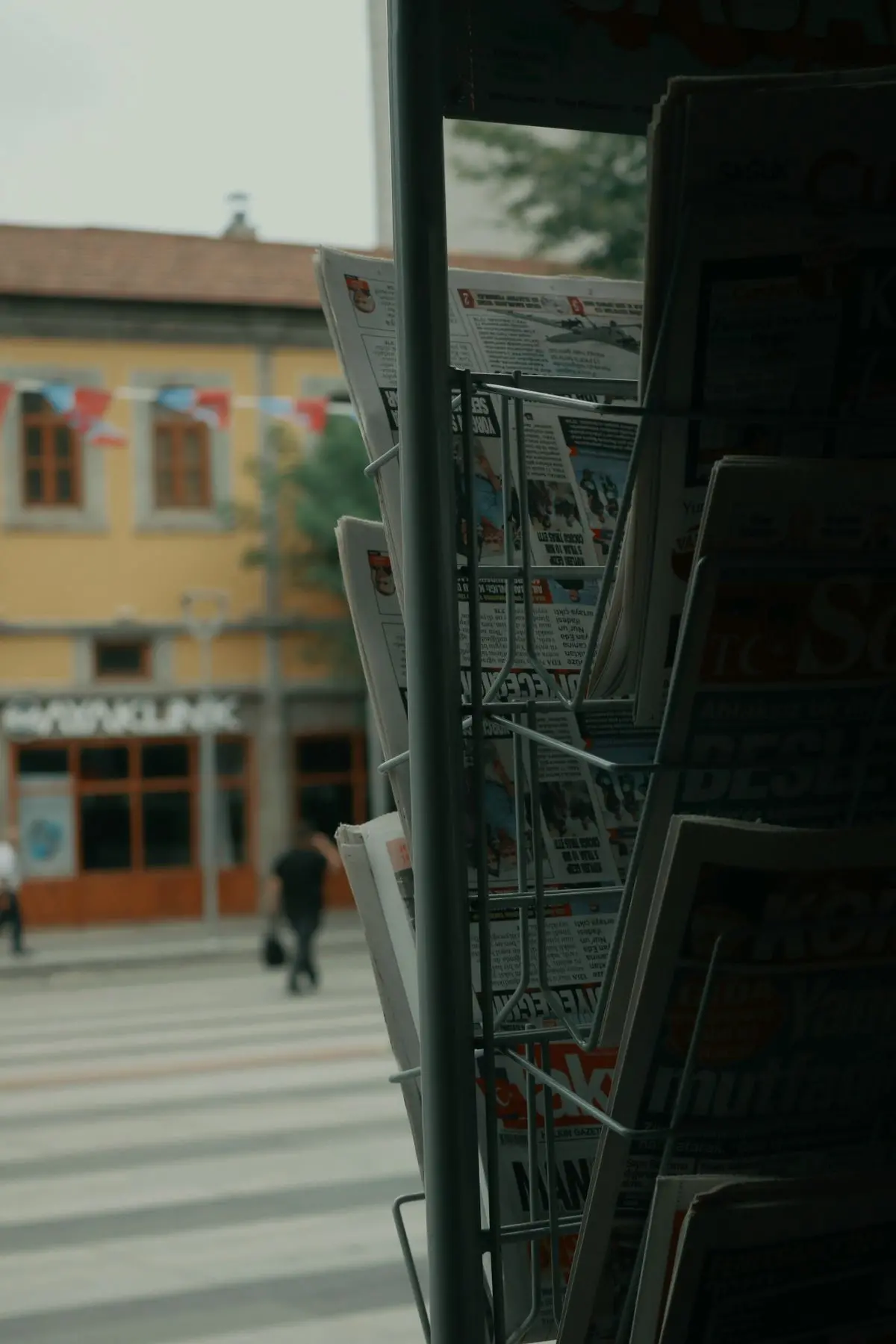 Giornali stampati in una tipografia, simbolo di articoli e notizie false