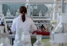 Laboratorio di ricerca con provette e strumenti scientifici