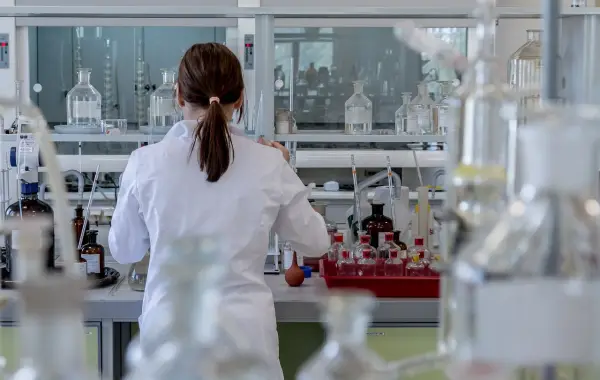 Laboratorio di ricerca con provette e strumenti scientifici