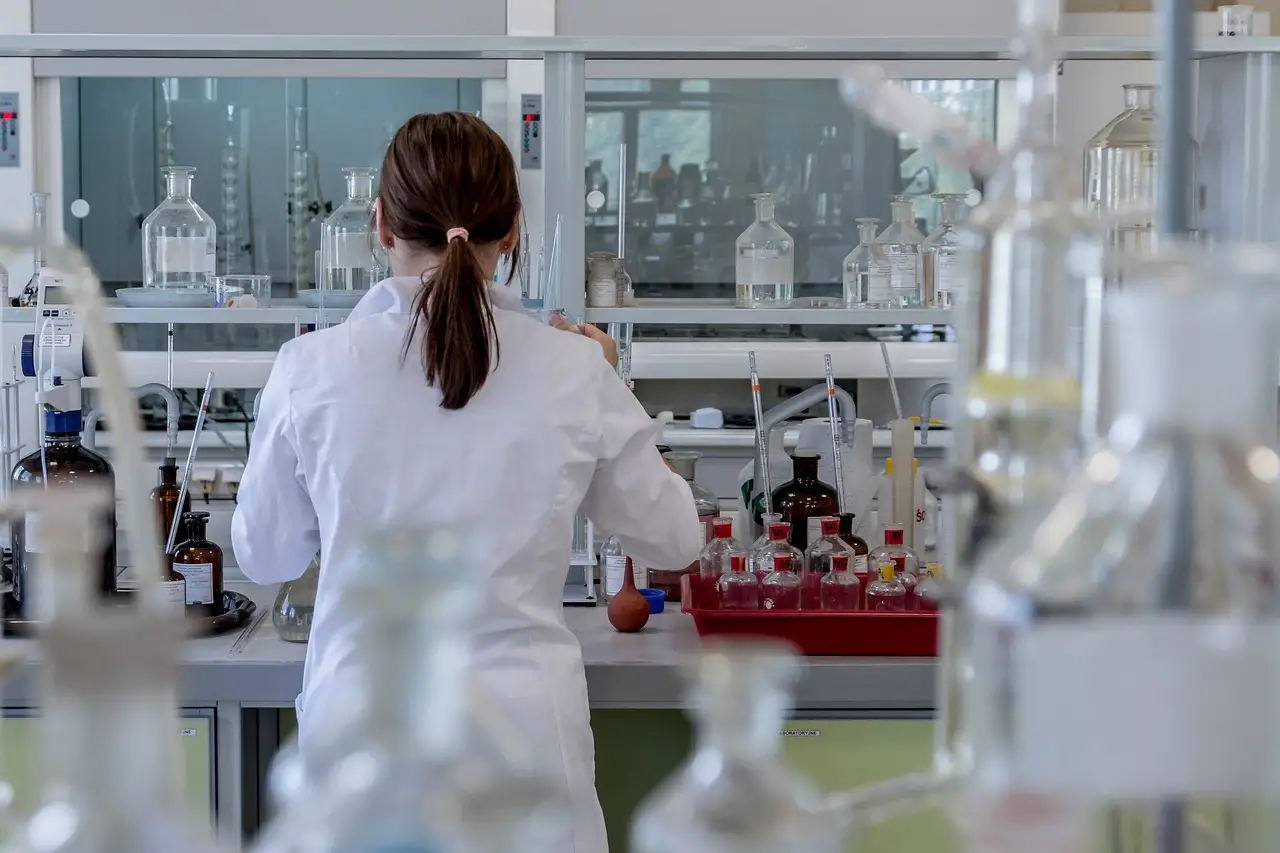 Laboratorio di ricerca con provette e strumenti scientifici