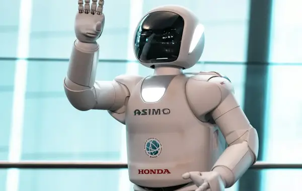 Robot umanoide in primo piano su sfondo scuro