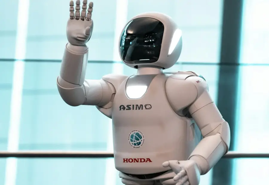 Robot umanoide in primo piano su sfondo scuro
