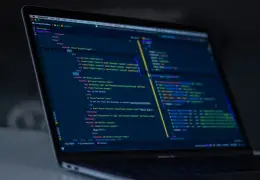 Codice su schermo di un portatile, immagine simbolo dell'AI eseguita in locale nel browser