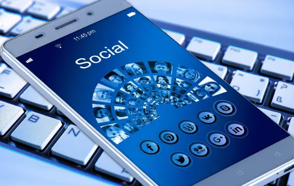 Smartphone con app di social network in primo piano
