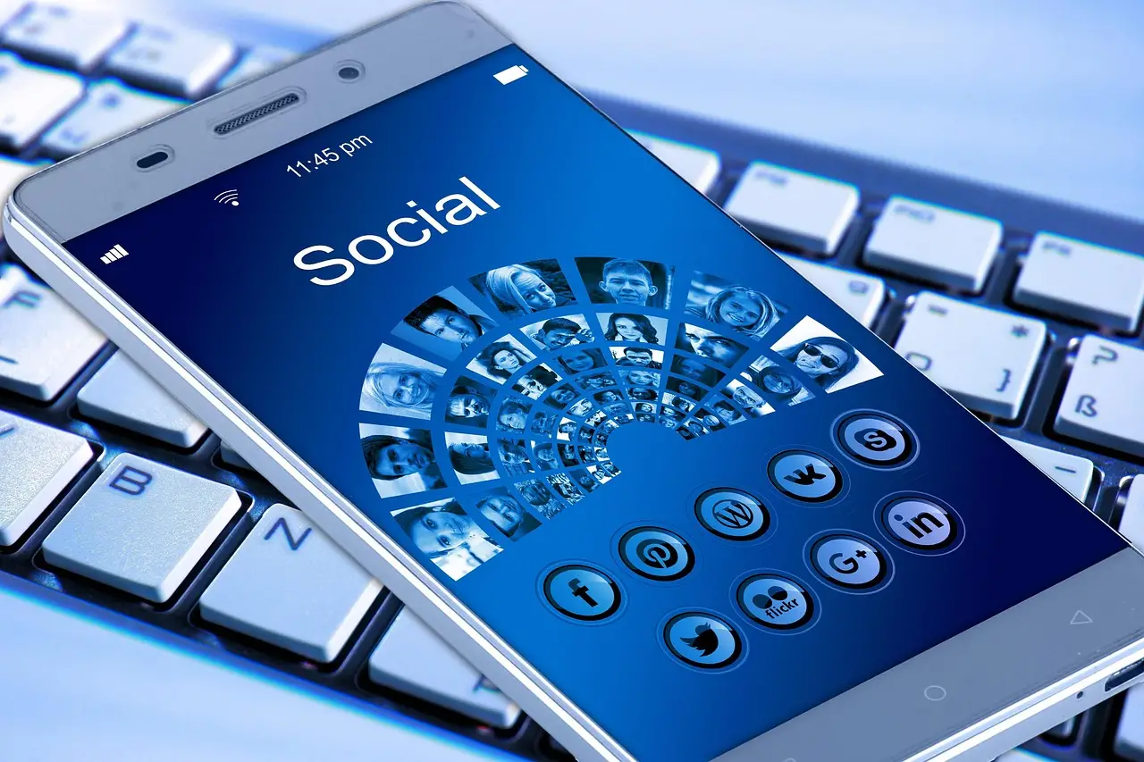 Smartphone con app di social network in primo piano