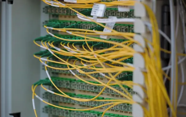 Data center con rack di server per modelli AI a pesi aperti