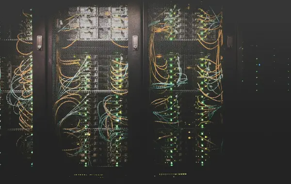 Rack di server in un data center per modelli AI