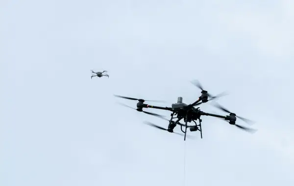 Gruppo di droni in volo coordinato nel cielo, metafora del reinforcement learning multi-agente