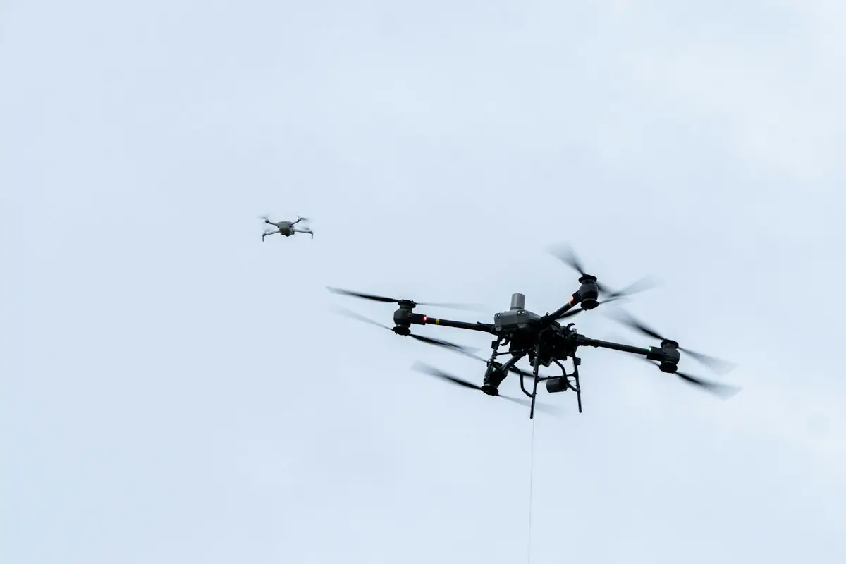 Gruppo di droni in volo coordinato nel cielo, metafora del reinforcement learning multi-agente