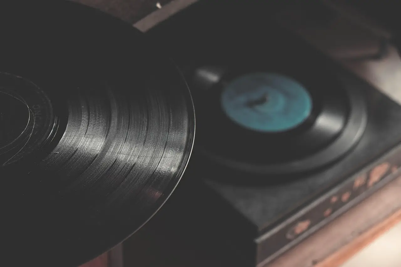 Disco in vinile su un giradischi, simbolo della causa sui diritti musicali contro le AI
