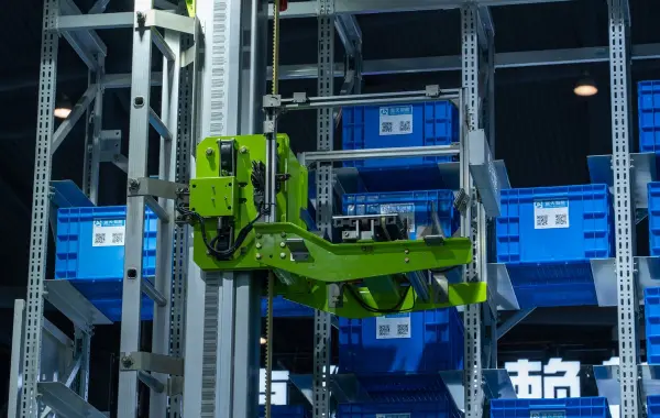 Sistema robotico automatizzato in un magazzino con casse blu