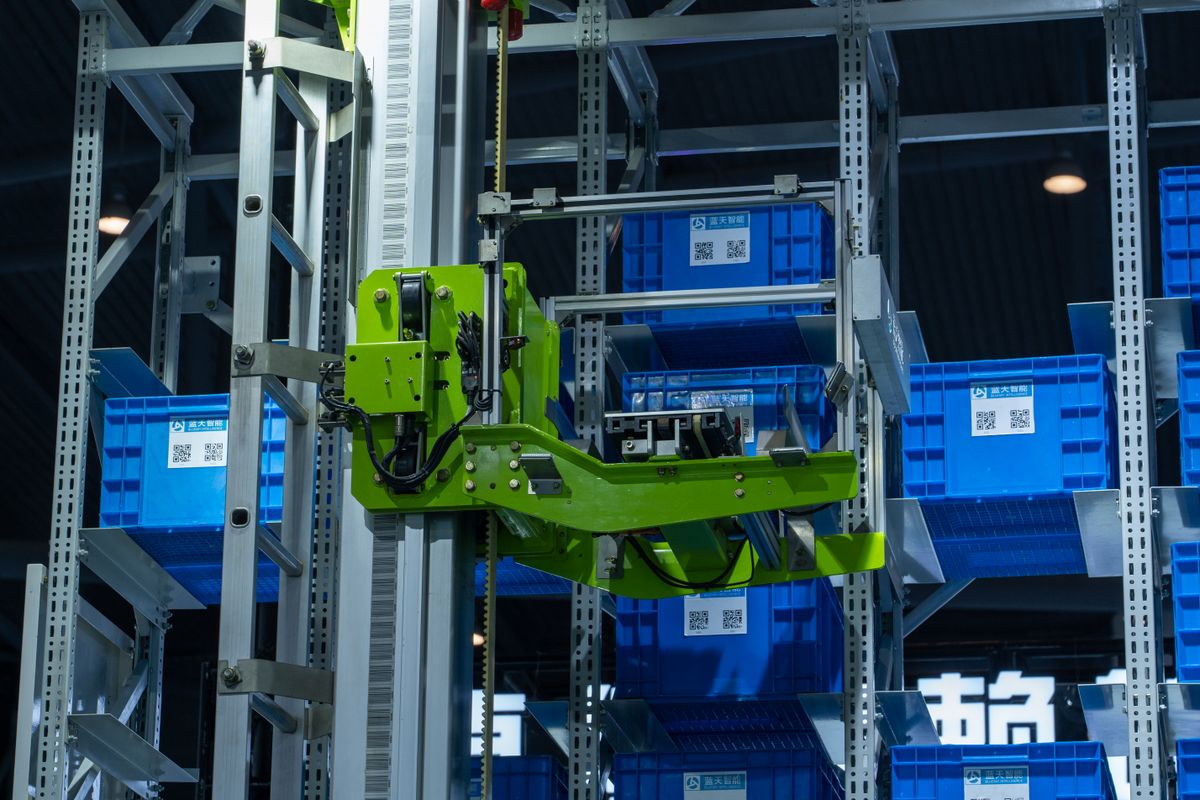 Sistema robotico automatizzato in un magazzino con casse blu