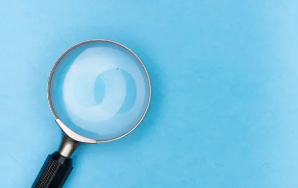 Lente di ingrandimento su documenti per illustrare la revisione automatica dei paper scientifici
