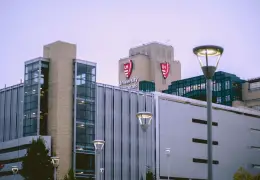 Edificio di una banca con facciata a colonne