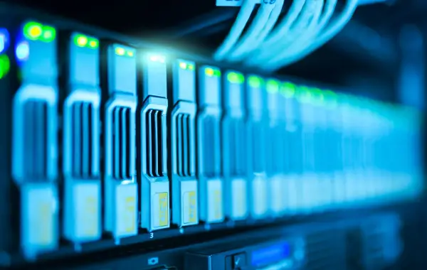 Corridoio di un data center con rack di server illuminati