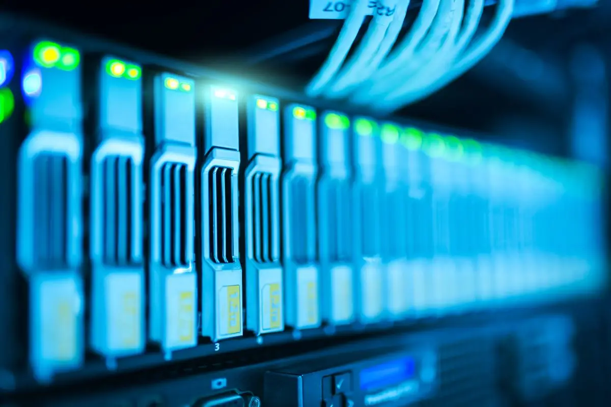 Corridoio di un data center con rack di server illuminati