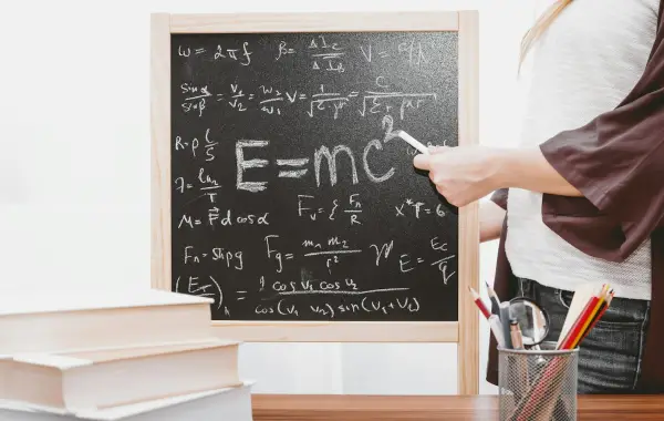 Lavagna con formule matematiche scritte a gesso