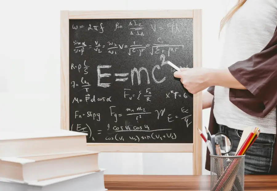 Lavagna con formule matematiche scritte a gesso