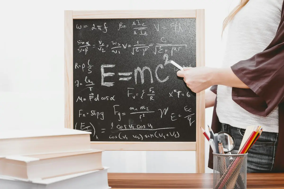 Lavagna con formule matematiche scritte a gesso