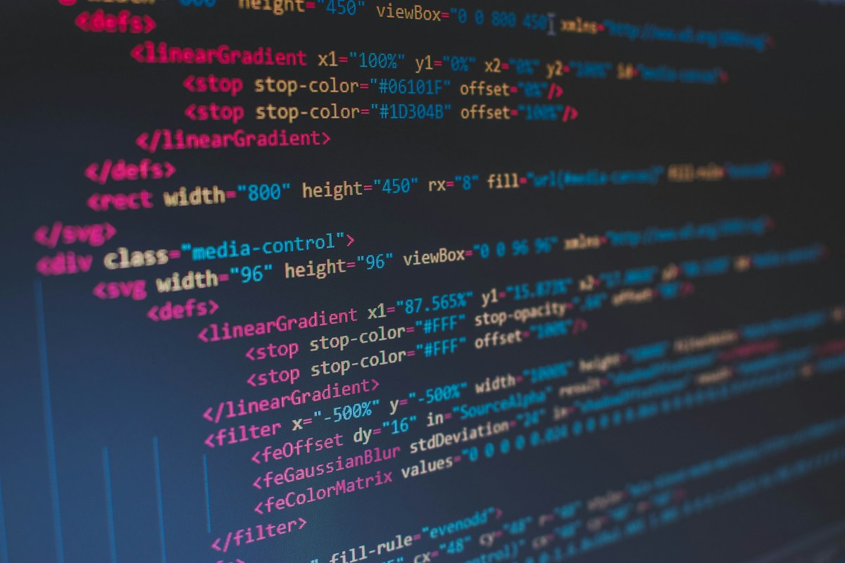 Codice sorgente su uno schermo, simbolo dei pacchetti software inventati dagli assistenti di programmazione AI