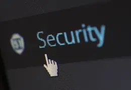 Lucchetto e simbolo di protezione antivirus per la sicurezza informatica