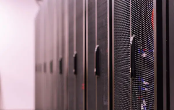 Corridoio di un data center con rack di server illuminati