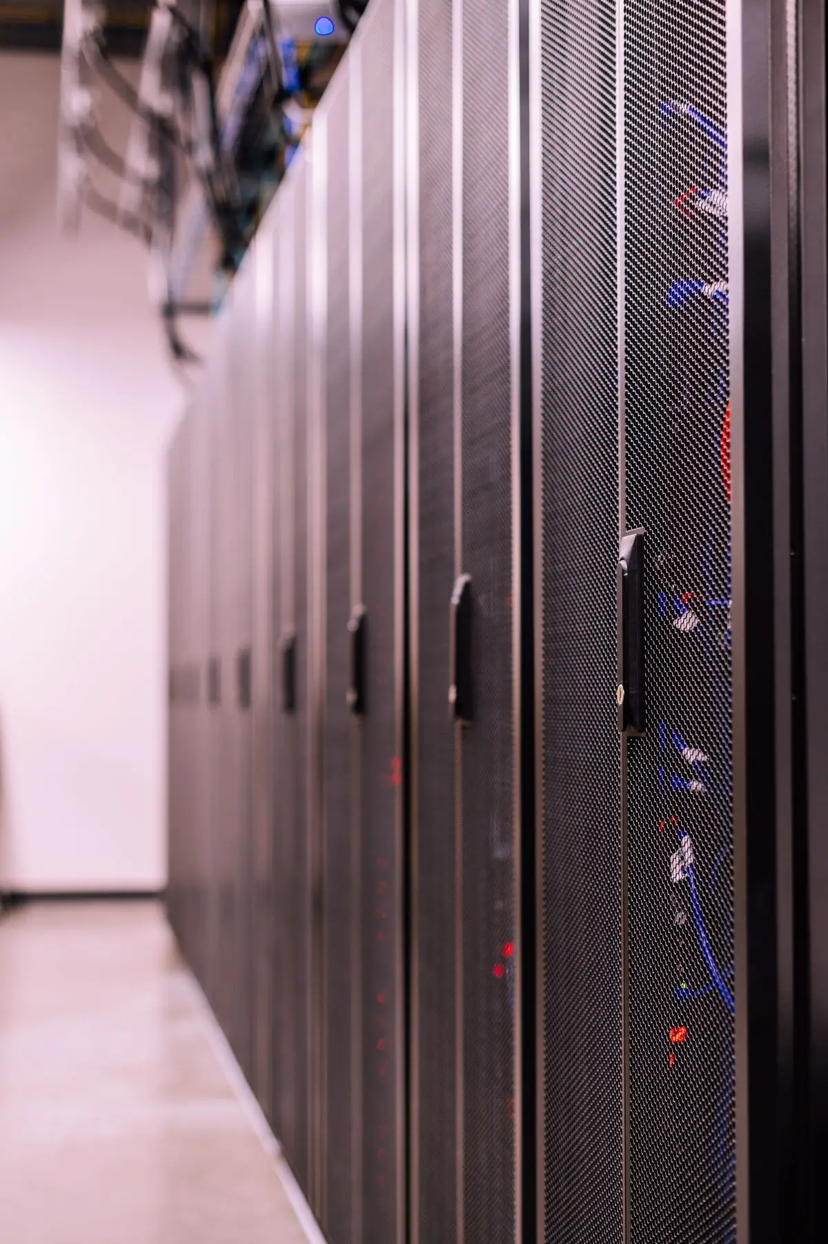 Corridoio di un data center con rack di server illuminati
