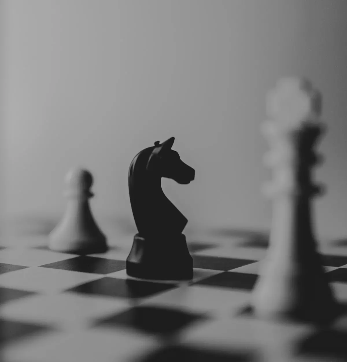 Pezzi degli scacchi su una scacchiera, simbolo del ragionamento e della strategia