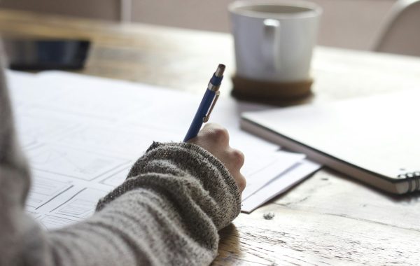 Taccuino con appunti scritti a mano e penna su una scrivania