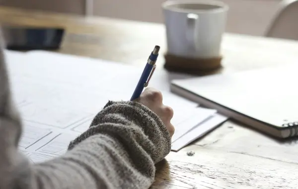 Taccuino con appunti scritti a mano e penna su una scrivania